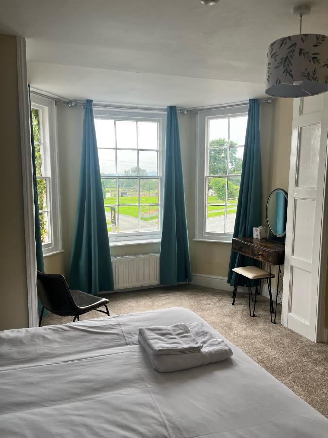 The Lion Hotel Llansantffraid-ym-Mechain Bagian luar foto